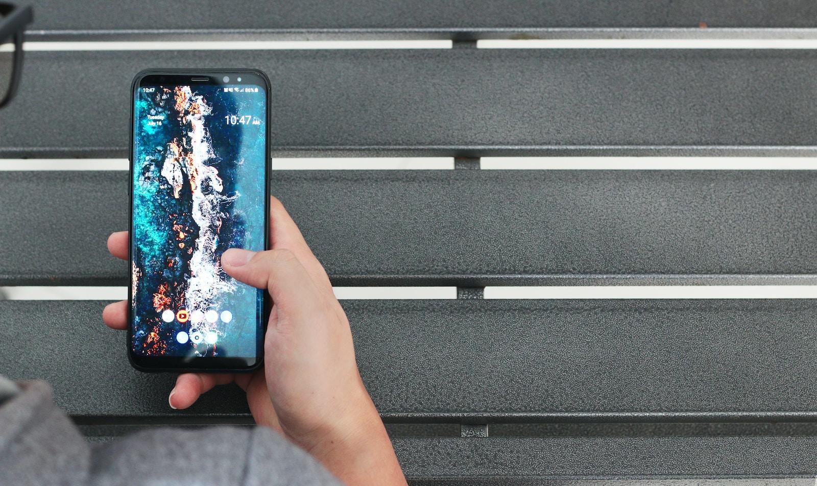 안드로이드 개발에서 Retrofit을 이용한 서버 통신 및 Java 예제 코드 설명 3 person using smartphone